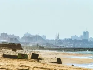 صورة من شاطئ زيكيم تظهر مدينة غزة عن بعد
