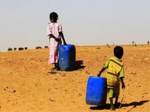 طفلان في مخيم زمزم بدارفور.
