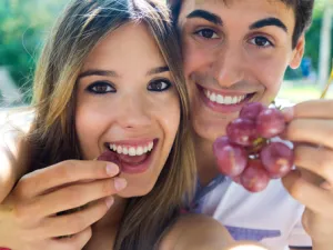 وجد الأطباء أن العنب يعمل على تقوية الأسنان ويمنع تسوسها
