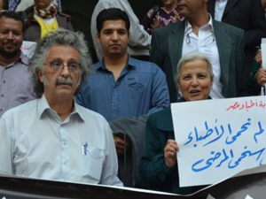 Members of the Egyptian Doctors Syndicate protest outside a hospital. (Twitter)