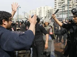 صدامات في القاهرة بين أنصار مبارك وشباب الثورة