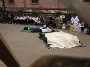 طاقم طبي من المتظاهرين في ميدان التحرير يأخذ استراحة/أ.ف.ب