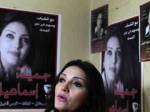 المرشحة المعارضة جميلة اسماعيل في مقرها الانتخابي/أ.ف.ب