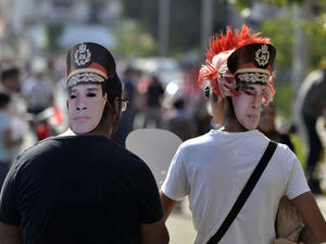 Egyptian opponents of deposed president Mohamed Morsi walk towards Tahrir Square in Cairo wearing cardboard cut-out masks of army chief General Abdel Fattah al-Sisi (AFP/MOHAMED EL-SHAHED)