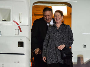 مايك بومبيو وقرينته سوزان يصلان أبو ظبي
