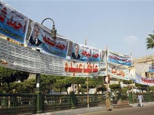 شعارات انتخابية للحزب الوطني الحاكم في القاهرة