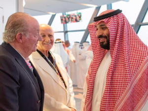 مصافحة باليد بين الملك الوالد خوان كارلوس وولي عهد السعودية محمد بن سلمان