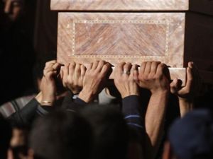 رفعت حشود المشيعين شعارات من بينها (بالروح بالدم نفديك يا صليب)
