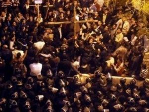 شبان مسيحيون غاضبون يشتبكون مع الشرطة