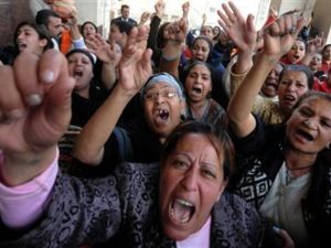 مسيحيات مصريات يرددن هتافات احتجاج في الكتدرائية أثناء اجتماع بين البابا شنودة وشيخ الازهر الذي قدم تعازيه للبابا الاحد
