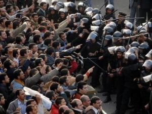 مواجهات بين شرطة مكافحة الشغب المصرية ومتظاهرين من الاخوان المسلمين في القاهرة في 2008