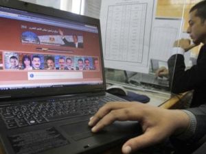 موظفون في مركز لتقديم الشكاوى المتعلقة بالانتخابات في القاهرة