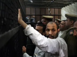 قرشي ابو الحجاج خلال مثوله مع اثنين اخرين امام القضاء في قضية قتل ستة اقباط في 6 كانون الثاني/يناير