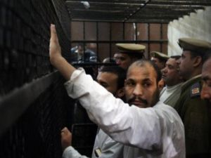 قرشي ابو الحجاج خلال مثوله مع اثنين اخرين امام القضاء في قضية قتل ستة اقباط في 6 كانون الثاني/يناير