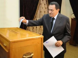 الرئيس المصري حسني مبارك يدلي بصوته في القاهرة 
