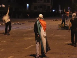 من المواجهات أمام السفارة الإسرائيلية في القاهرة