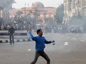 متظاهر يرمي قوات الأمن بالحجارة/أ.ف.ب 