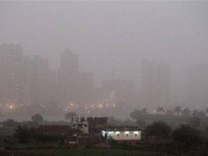 القاهرة تحت عاصفة التراب/أ.ف.ب