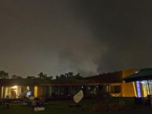 دخان يتصاعد بعد قصف شنته طائرات الاطلسي على طرابلس