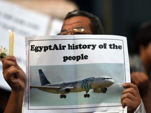 Egyptian journalists take part in a candle light vigil in memory of EgyptAir MS804 victims in front of the Journalists' Syndicate in Cairo on May 24, 2016. (AFP/Mohammed el-Shahed)