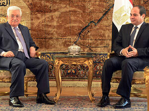 Palestinian president Mahmoud Abbas and Egyptian president Abdel Fattah al-Sisi. (AFP/File)