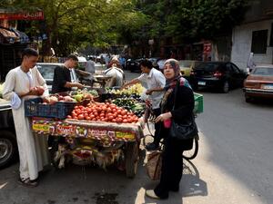 Egyptian street vendors sell fruits and vegetables in the capital Cairo on October 25, 2016. (AFP/Mohamed El Shahed)