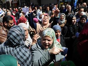 Dozens of Egyptians take part in demonstration in front of a government office in downtown Alexandria on March 7, 2017, against the decision of the supply ministry to limit the distribution of subsidised bread to holders of new digital cards. [AFP]