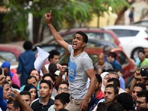 Egyptians protest the government’s handover of two Red Sea islands to Saudi Arabia, April 25, 2016. (AFP)
