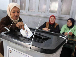 An Egyptian woman casts her vote at a polling station in al-Montazah district, Alexandria City. (AFP/ File Photo)