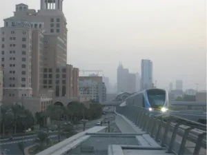 العواصف تخلف قتلى وتشل حركة المطارات والقطارات في أوروبا
