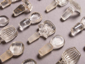 يمكنك سيدتي أن تستخدمي زجاجات العطور الفارغة كمزهريّة للورود