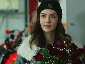 الفنانة التركية بورجو أوزبيرك