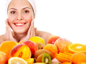 لبشرة أكثر نضارة استبدلي مستحضرات التجميل بالفاكهة والخضروات