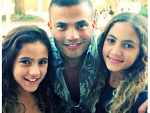 Amr Diab poses with his precious daughters Kinza and Jenna. (Image: Facebook)