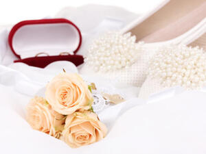 أحذية مسطّحة تناسب العروس يوم زفافها لتنعم بالراحة وتتحرّك بسهولة