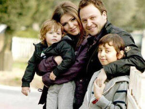 الفنان السوري مكسيم خليل وزوجته سوسن ارشيد وأولادهم