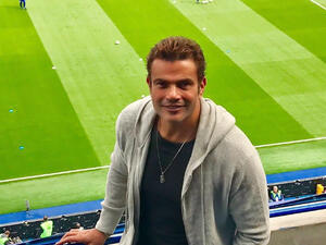Amr Diab at a football match between Arsenal and Chelsea. (Twitter / AmrDiab)