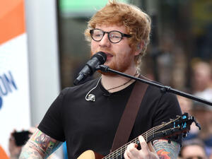 Ed Sheeran performing, sans fractured wrists. (JStone / Shutterstock.com)