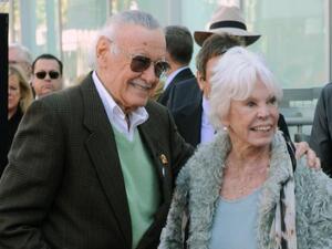 Stan and Joan Lee; farewell, Joan. (Jim Ruymen / UPI)