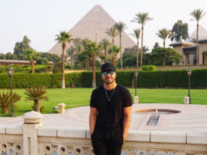 Luis Fonsi in front of the pyramids. (Instagram / luisfonsi)