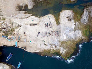 The activists stood together: "No plastic." (Twitter)