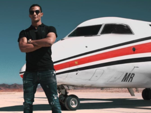 Mohamed Ramadan in front of the plane. (Instagram / mohamedramadannews)