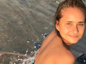 The horror of a woman's shoulder. (Instagram / nellykarim_official)