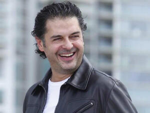 Ragheb Alama spots a plate of mansaf. (YouTube)