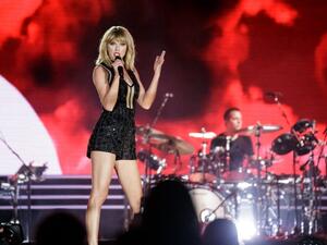 Taylor Swift performing. (SUZANNE CORDEIRO / AFP)