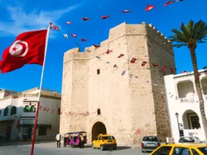 وضعت ملعقة كبيرة فوق النار وتركتها حتى وصلت درجة عالية من السخونة