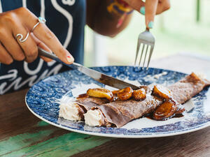 لا تملئي صحنكِ بجميع الأنواع حتى يصبح كالجبل بل اكتفي بنوعين أو ثلاثة