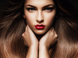 يجب أن يكون شكل الحاجب متناسقاً مع بقية ملامح الوجه
