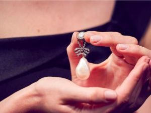 A stunning diamond pendant, supporting a natural pearl of exceptional size (26 mm x 18 mm) that belonged to Marie-Antoinette, Queen of France. (AFP/ File) 

