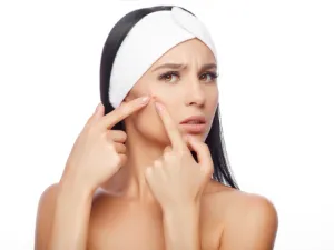 ينصح بعدم العبث بالبثور واستخدام العلاجات المناسبة التي يصفها الطبيب